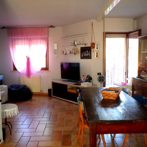 GRADARA VILLETTA A SCHIERA AD ANGOLO IN CENTRO